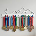 Matt fehér acél futós éremtartó heggyel, 55 cm, fehér háttér 