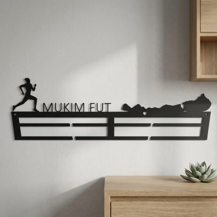 Balatonos futós éremtartó névvel – matt fekete acél, modern nappaliban falra szerelve