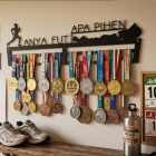 Balatonos futós éremtartó oldalról megvilágítva – a 2 mm-es acél vastagsága és árnyéka jól látszik