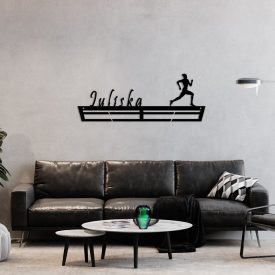   Egyszerű futós éremtartó a választott névvel és női figurával V forma