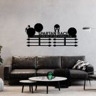 Spartan Race éremtartó méretarányban – 75x35 cm, 3 Trifecta garnitura fer el rajta (46-54 érem)