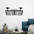 Karatés éremtartó női figurákkal