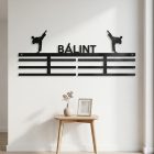 Karatés éremtartó névvel és két férfi karatés figurával – matt fekete acél, gyerekszoba falán