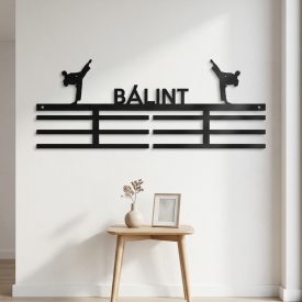 Karatés éremtartó névvel és két férfi karatés figurával – matt fekete acél, gyerekszoba falán
