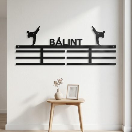 Karatés éremtartó férfi figurákkal