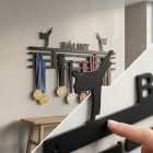 Karatés éremtartó férfi figurákkal