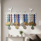 Fekete acél karatés éremtartó modern gyerekszoba falán, karate érmekkel felakasztva