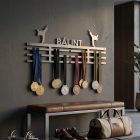 Karatés éremtartó férfi figurákkal