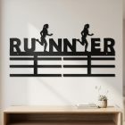 Runner futós éremtartó – matt fekete acél, modern nappaliban falra szerelve, futóérmekkel