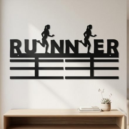 Runner futós éremtartó – matt fekete acél, modern nappaliban falra szerelve, futóérmekkel