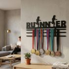 Runner futós éremtartó oldalról megvilágítva – az acél 2 mm-es vastagsága és falra vetett árnyéka jól látszik