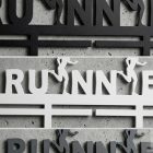 Runner futós éremtartó három színben: matt fekete, fehér és antracit porszórt bevonattal