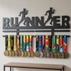 Runner futós éremtartó ajándékdobozban – acél fali dekoráció futó ajándékként bemutatva