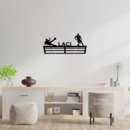 Focis éremtartó névvel – két focista figurával, V-forma, acél fali dekoráció