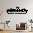 Minimalista fém éremtartó konzol két névvel, tartós porfestett kivitelben, alsó sor nélkül.