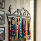 Futós éremtartó heggyel falra szerelve modern környezetben