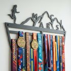 Futós éremtartó érmekkel dekorálva falon