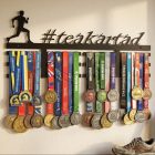 Egyedi feliratos futó éremgyűjtő fém fali dísz, professzionális sportolói relikvia tároló megoldás.
