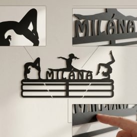 Gimnasztika éremtartó névvel, a név tetején spárgázó tornásszal, fekete acél, egy gyerekszoba falán
