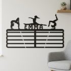 Fekete fém éremtartó nappali loft falán – érmekkel együtt mutatja az elrendezést