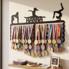 Gimnasztika éremtartó oldalról megvilágítva – az acél vastagsága és árnyéka jól látszik