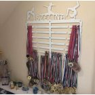 Gimnasztika éremtartó ajándékdobozban – személyre szabott acél darab bemutatva