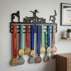 Üres gyerekszoba fal (bal) és ugyanaz a fal gimnasztika éremtartóval dekorálva (jobb)