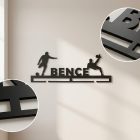 2 mm vastag acél éremtartó lézervágott élének közelképe, mattfekete porfestett felület