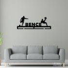 Loft stílusú szobában falra szerelt lézervágott focis éremtartó fémből, felakasztott érmekkel