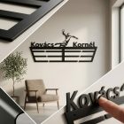 Kézis éremtartó lézerrel vágott acélfelszíne közelről, matt fekete porfestett bevonat részlet