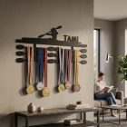 Professzionális kajakos éremtartó fekete acélból, kajakozó sziluettel és 2 oszlopos éremtartó sínnel.