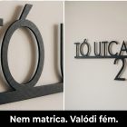 2 mm-es lézervágott fém alumínium házszám tábla közelről, éles vágott él minőségi alapanyag