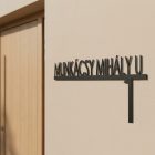 Elegáns utcanévtábla és házszám egyben