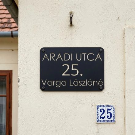 Fekete alumínium utcanév tábla házszámmal, ház homlokzatára szerelve