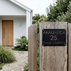 Ház homlokzata utcanévtábla nélkül és utcanévtáblával, összehasonlító fotó