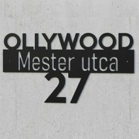 Egyedi fém házszámtábla utcanévvel és névvel, fekete porfestéssel, modern kapuoszlopra szerelve