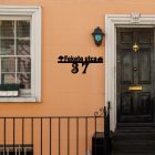 Házszám házzal és egy kis fával