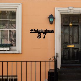 Házszám házzal és egy kis fával