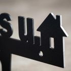 A házikómotívum és az u. betű közelről: a 2 mm-es alumínium vágott éle, a porfestett felület és a sín rögzítőfurata