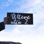 Négyzetes utcanév és házszám tábla írott betűvel