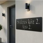 A fém utcatábla oldaléle közelről, drámai oldalfénnyel megvilágítva, jól látható a 2 mm-es acél vastagsága