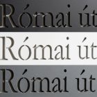 Három azonos méretű fém utcatábla egymás mellett: matt fekete, fehér porszórt és antracit szín összehasonlítása