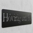 Méteres acél utcatábla modern irodai bejáratnál, ipari loft stílusú térben, téglafalon