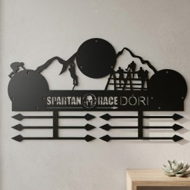 Spartan éremtartó névvel és 3 Trifectával – matt fekete acél, 55x30 cm, nappaliban falra szerelve