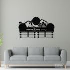 Fekete acél Spartan éremtartó home gym betonfalon, 3 Trifecta garnitúra érmével felakasztva