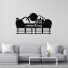 Fekete acél Spartan éremtartó home gym betonfalon, 3 Trifecta garnitúra érmével felakasztva