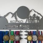 Spartan éremtartó méretarányban – 55x30 cm, 3 Trifecta garnitura fer el rajta (30-35 erem)