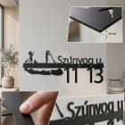 Közelkép porszórt matt fekete acél felületéről, 2 mm vastag szél látható