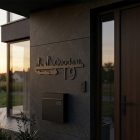 Fém házszámtábla oldalnézete napfényben, mélység és árnyék látszik a 2 mm-es lemezen