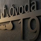 Közelkép porszórt matt fekete acél felületéről, 2 mm vastag szél látható